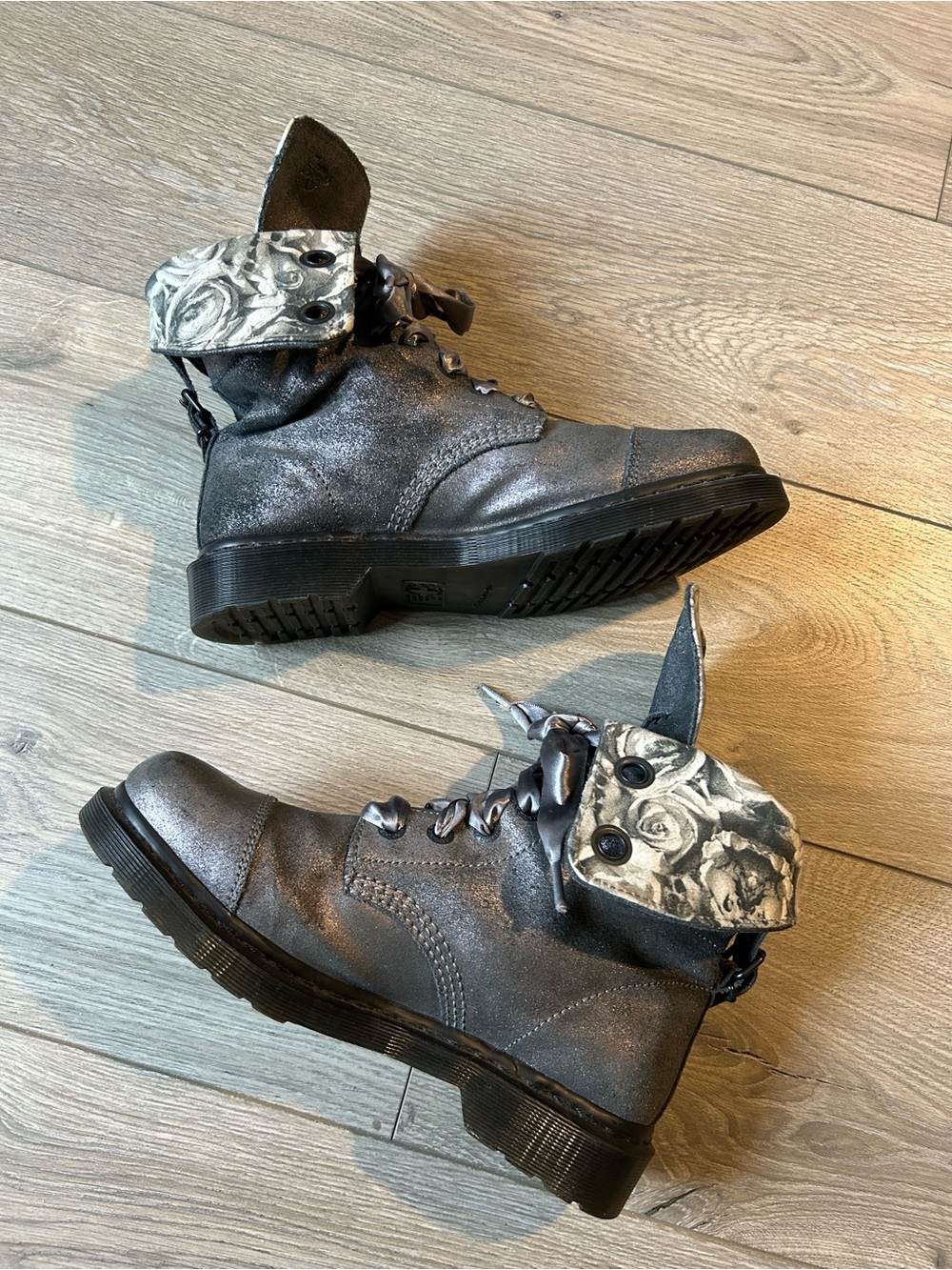 Aimilie Dr martens metallic Gray Combate boots size 10
